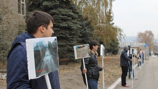 У здания минтранса прошла фотовыставка разбитых дорог