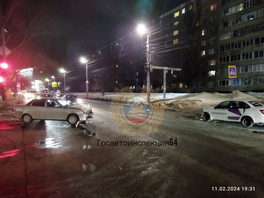 На Большой Садовой 4 человека пострадали в ДТП с такси