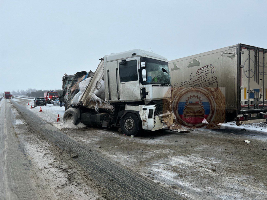 Под Красноармейском дальнобойщик на «Вольво» погиб в столкновении с «Рено»