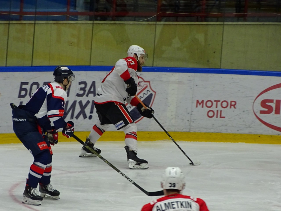 «Кристалл» в домашнем матче пропустил от соперника из Татарстана 5 шайб