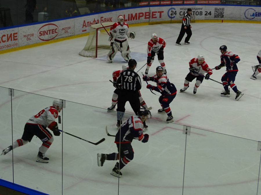 «Кристалл» в домашнем матче пропустил от соперника из Татарстана 5 шайб