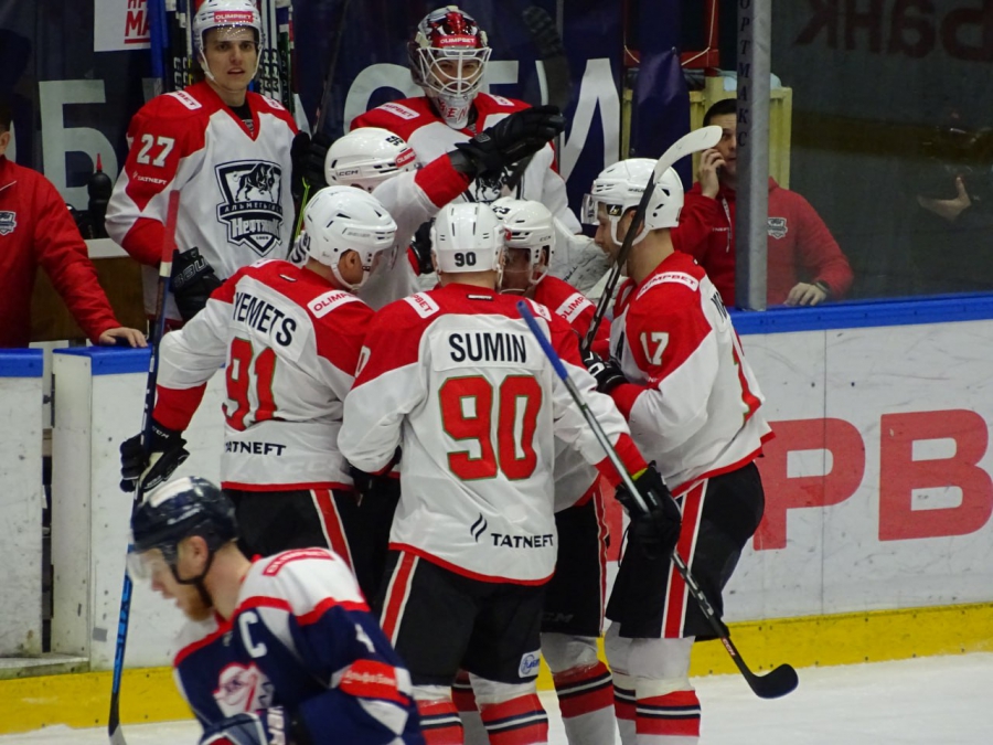 «Кристалл» в домашнем матче пропустил от соперника из Татарстана 5 шайб