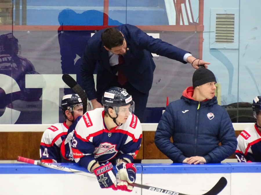 «Кристалл» в домашнем матче пропустил от соперника из Татарстана 5 шайб