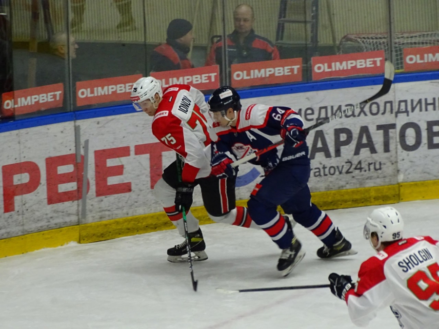 «Кристалл» в домашнем матче пропустил от соперника из Татарстана 5 шайб