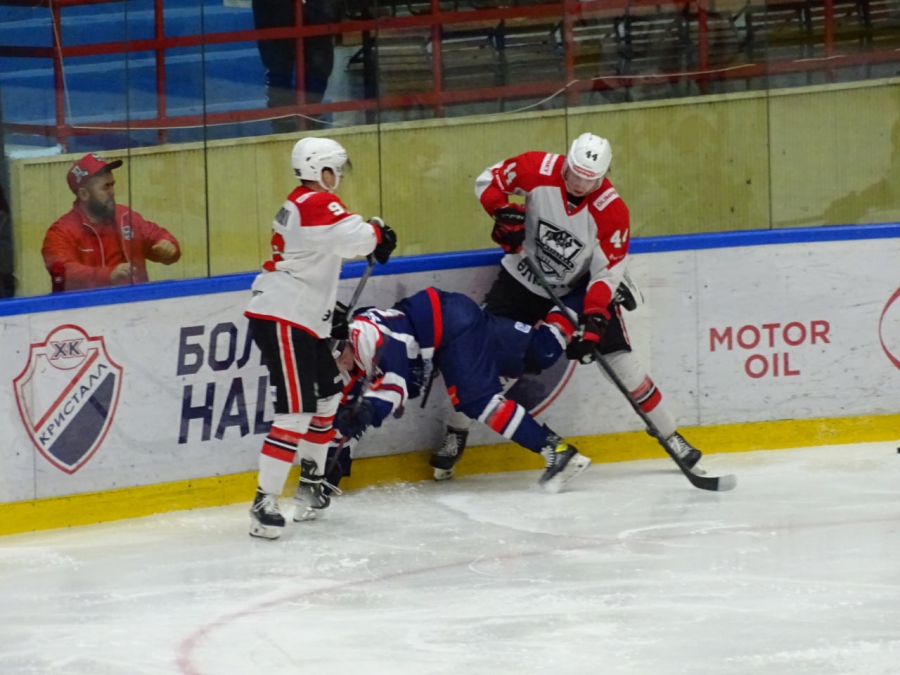 «Кристалл» в домашнем матче пропустил от соперника из Татарстана 5 шайб