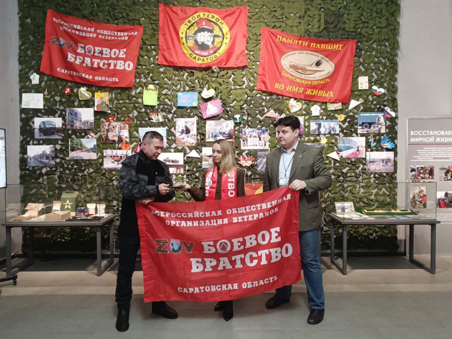 Боец спецоперации подарил саратовскому музею СВО части сбитого дрона врага