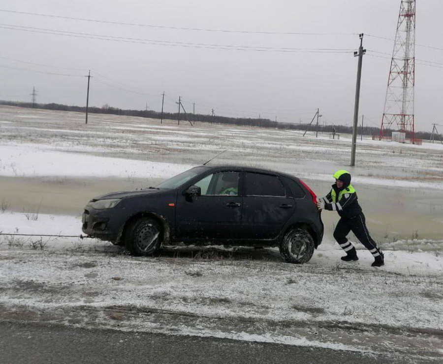 Под Саратовом женщина спешила в ЗАГС и попала в ДТП. Выручили автоинспекторы
