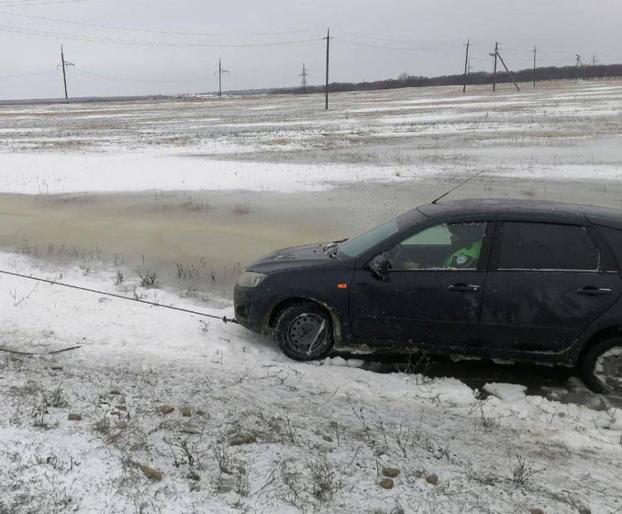 Под Саратовом женщина спешила в ЗАГС и попала в ДТП. Выручили автоинспекторы
