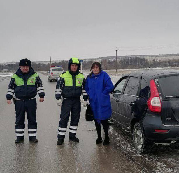 Под Саратовом женщина спешила в ЗАГС и попала в ДТП. Выручили автоинспекторы