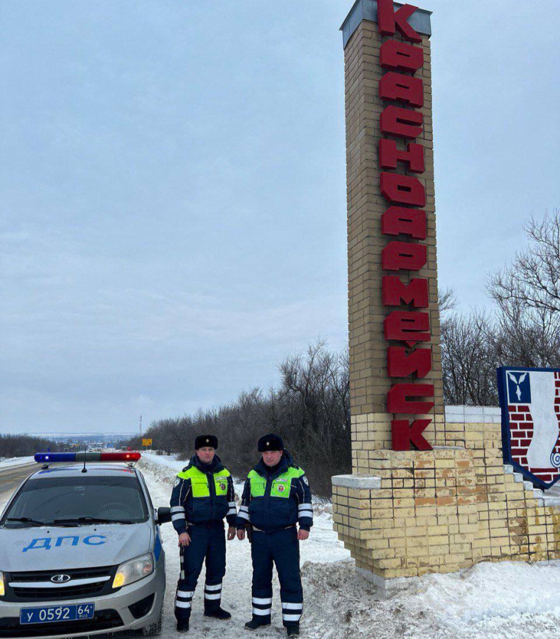 Под Саратовом женщина спешила в ЗАГС и попала в ДТП. Выручили автоинспекторы