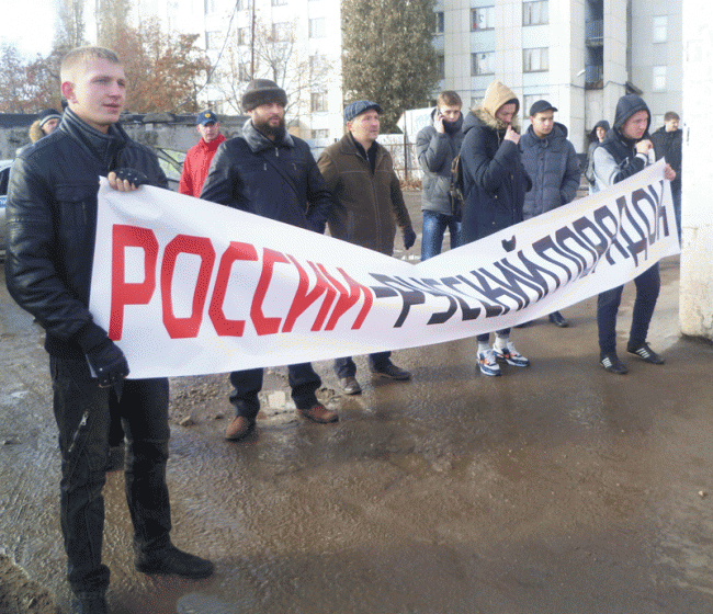 По набережной Саратова маршем прошли «остатки русских»