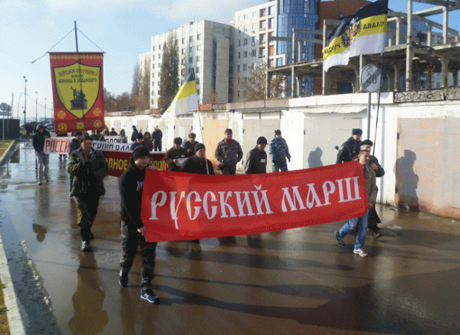 По набережной Саратова маршем прошли «остатки русских»