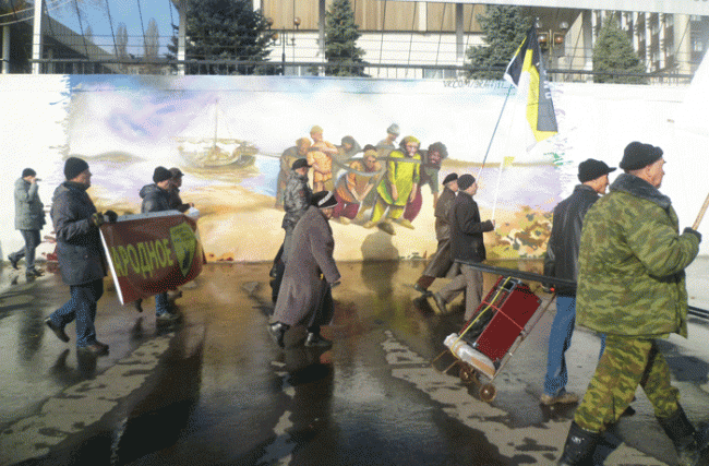 По набережной Саратова маршем прошли «остатки русских»