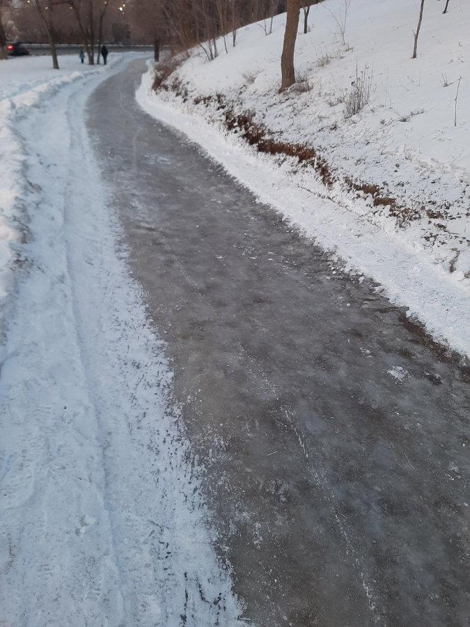 Саратовцы продолжают жаловаться на гололед после «нагоняя» коммунальщикам