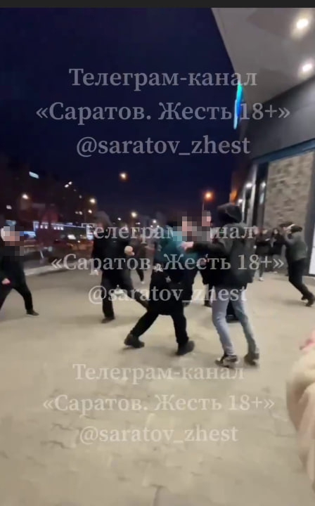 В Энгельсе у ТЦ «Облака» произошла массовая драка. Проводится проверка