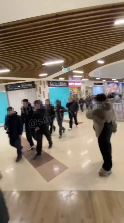 В Энгельсе у ТЦ «Облака» произошла массовая драка. Проводится проверка