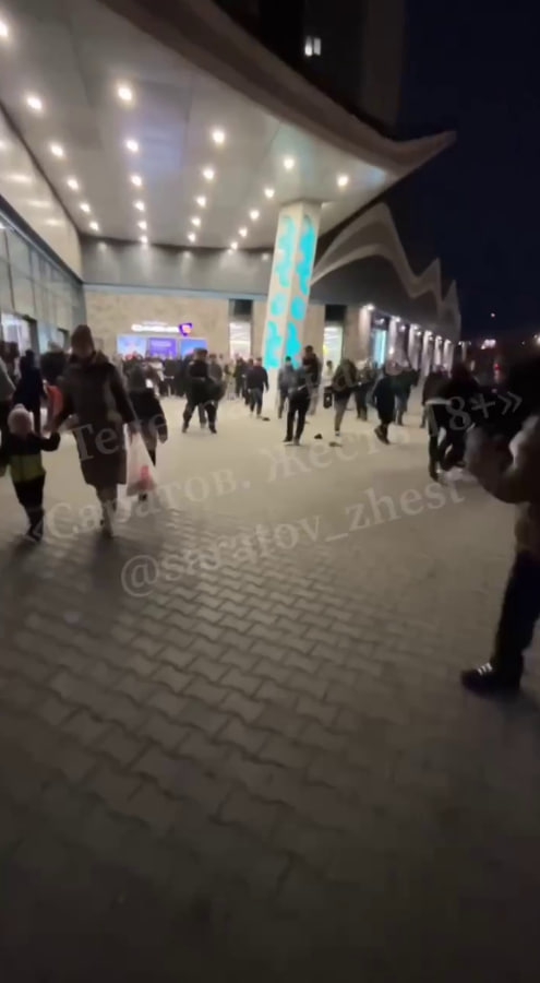 В Энгельсе у ТЦ «Облака» произошла массовая драка. Проводится проверка