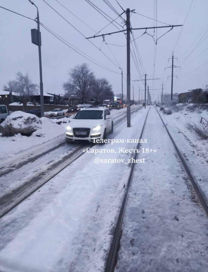 В Саратове автохамы устроили заезд по трамвайным путям: ГИБДД ищет нарушителей