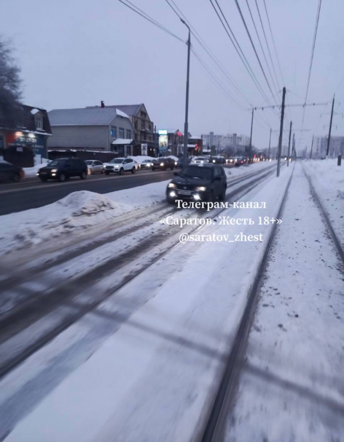 В Саратове автохамы устроили заезд по трамвайным путям: ГИБДД ищет нарушителей