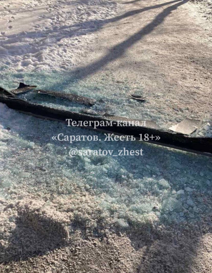 На Московской автобус №284Б крышей снес рекламный щит