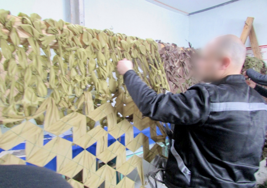 Осужденные из Красноармейского района плетут маскировочные сети для фронта