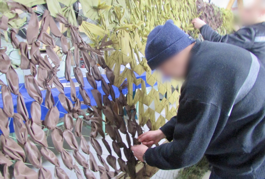 Осужденные из Красноармейского района плетут маскировочные сети для фронта