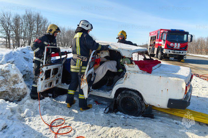 У Дубков экстренные службы провели учения с вертолетом и «пожаром после ДТП»
