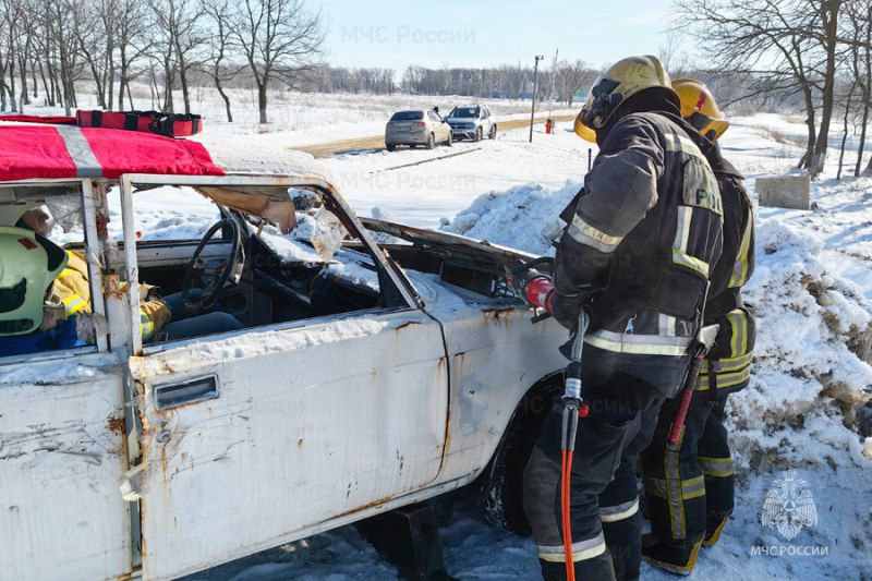 У Дубков экстренные службы провели учения с вертолетом и «пожаром после ДТП»