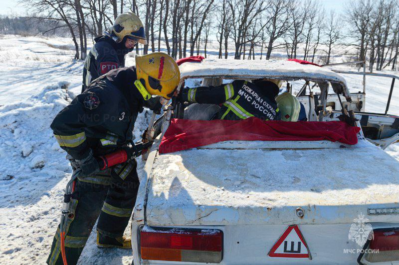 У Дубков экстренные службы провели учения с вертолетом и «пожаром после ДТП»
