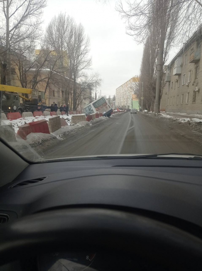 На Огородной маршрутный микроавтобус провалился в траншею