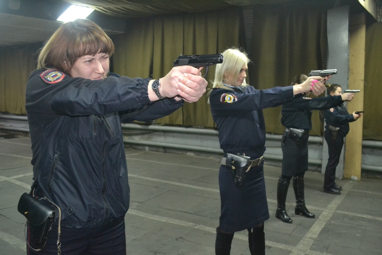 В Саратове девушки-полицейские соревновались в стрельбе из пистолета Макарова