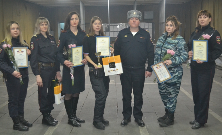 В Саратове девушки-полицейские соревновались в стрельбе из пистолета Макарова