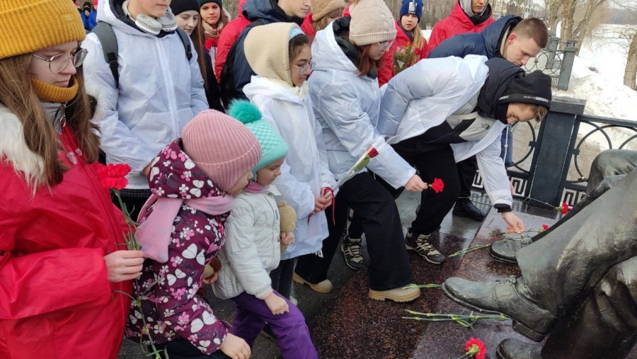 В Энгельсе возложили цветы к памятнику Гагарину и Королеву