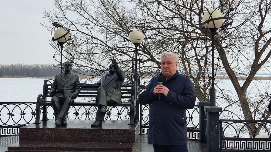 В Энгельсе возложили цветы к памятнику Гагарину и Королеву