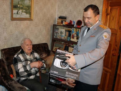 В ГУ МВД поздравили одного из старейших ветеранов