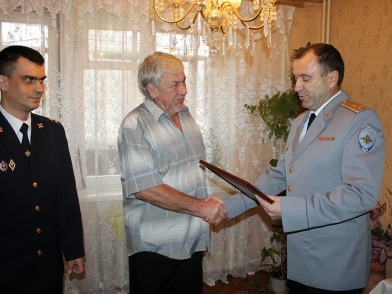В ГУ МВД поздравили одного из старейших ветеранов