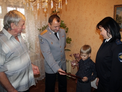 В ГУ МВД поздравили одного из старейших ветеранов