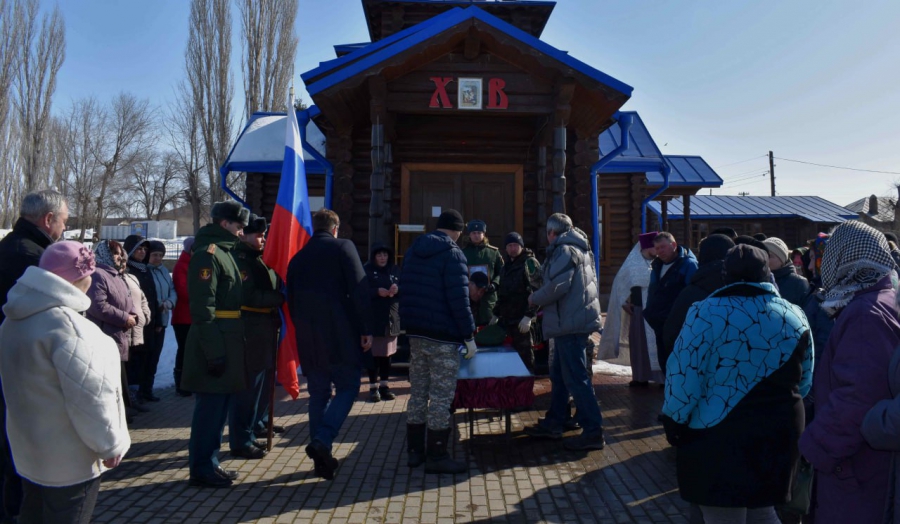 В Базарно-Карабулакском районе простились с погибшим на СВО многодетным отцом