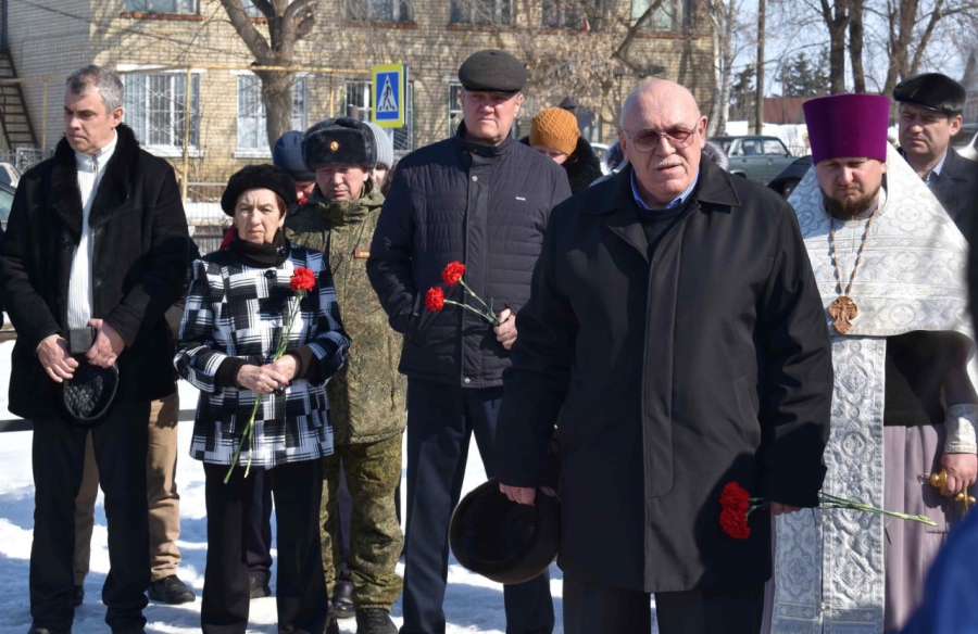 В Базарно-Карабулакском районе простились с погибшим на СВО многодетным отцом