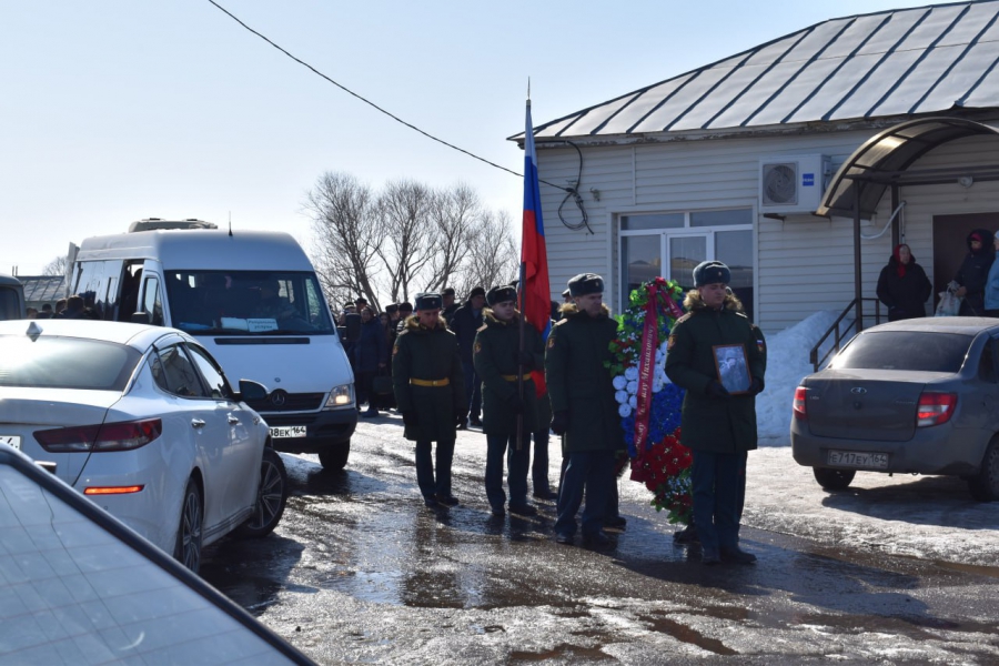 В Базарно-Карабулакском районе простились с погибшим на СВО многодетным отцом