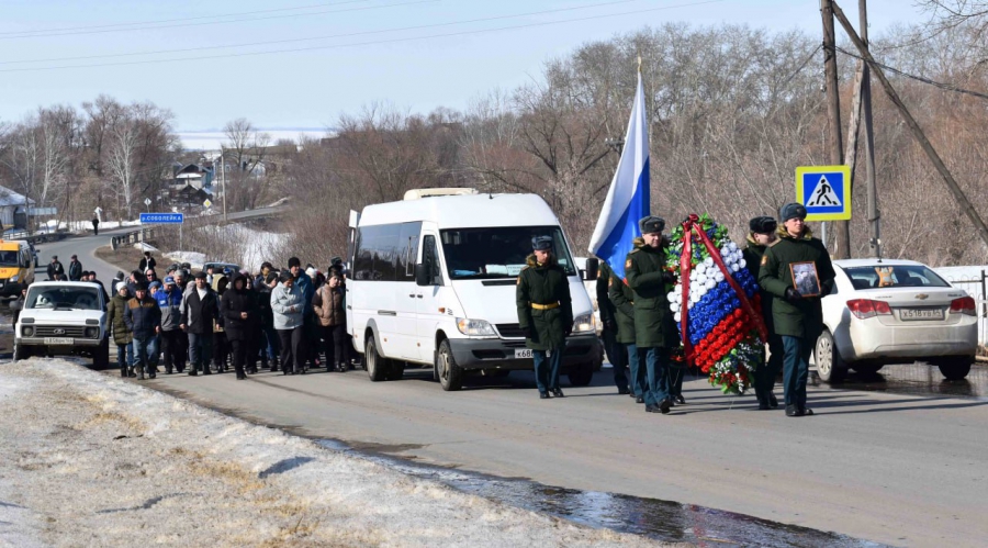 В Базарно-Карабулакском районе простились с погибшим на СВО многодетным отцом