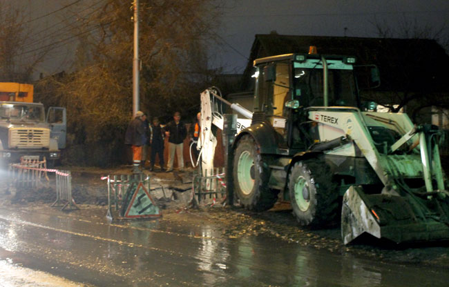 Место провала асфальта на Белоглинской оградили деревянными ящиками