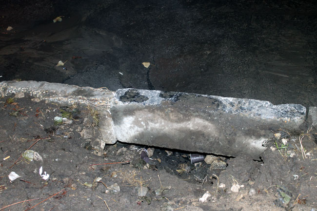 Место провала асфальта на Белоглинской оградили деревянными ящиками