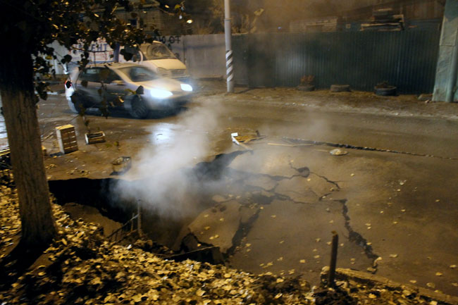 Место провала асфальта на Белоглинской оградили деревянными ящиками