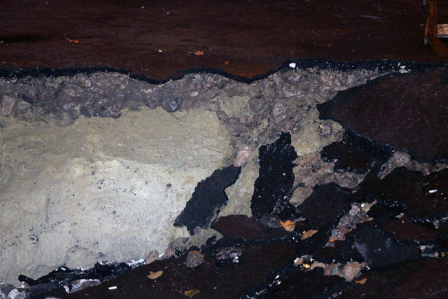 Место провала асфальта на Белоглинской оградили деревянными ящиками