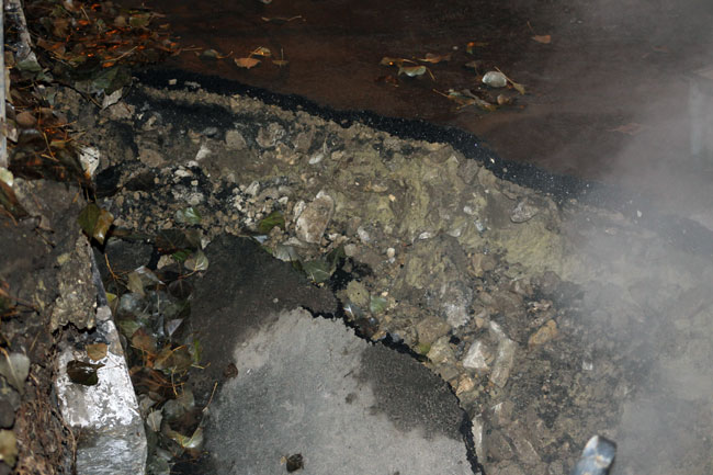 Место провала асфальта на Белоглинской оградили деревянными ящиками