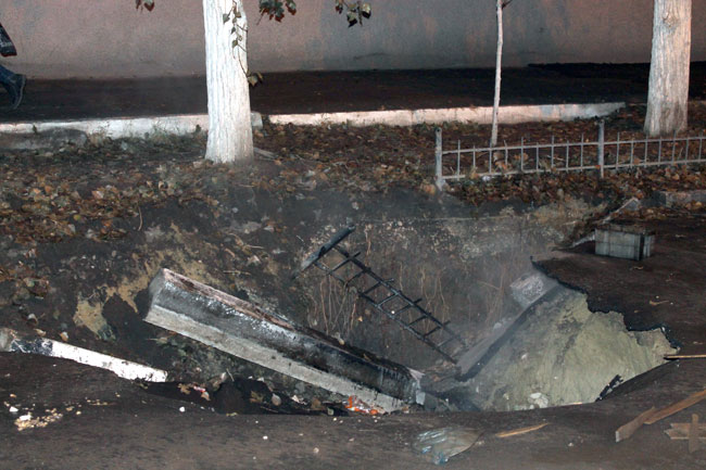 Место провала асфальта на Белоглинской оградили деревянными ящиками