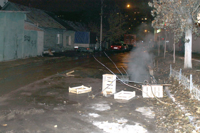 Место провала асфальта на Белоглинской оградили деревянными ящиками