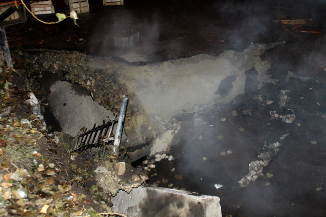 Место провала асфальта на Белоглинской оградили деревянными ящиками