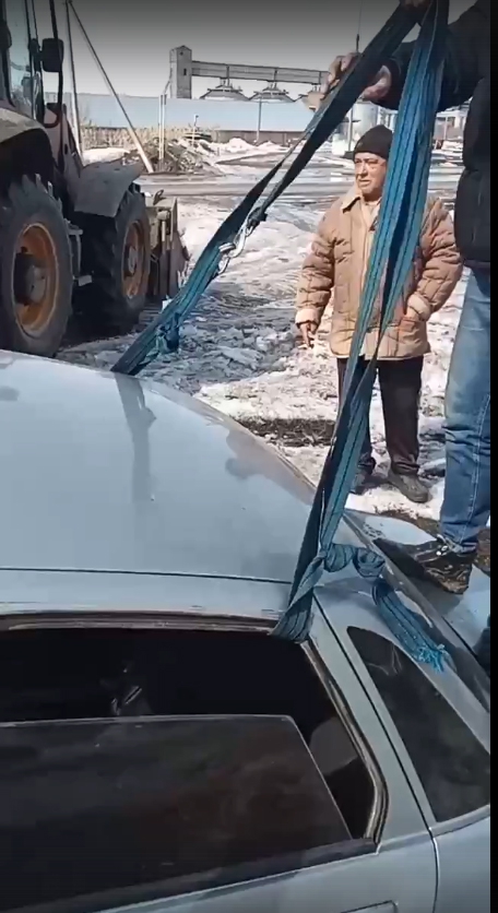 В Пугачеве трактор с помощью ковша вытащил провалившуюся в яму «десятку»